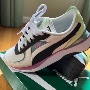 Cute sneaker. Worn once. Box included. No flaws 10/10.